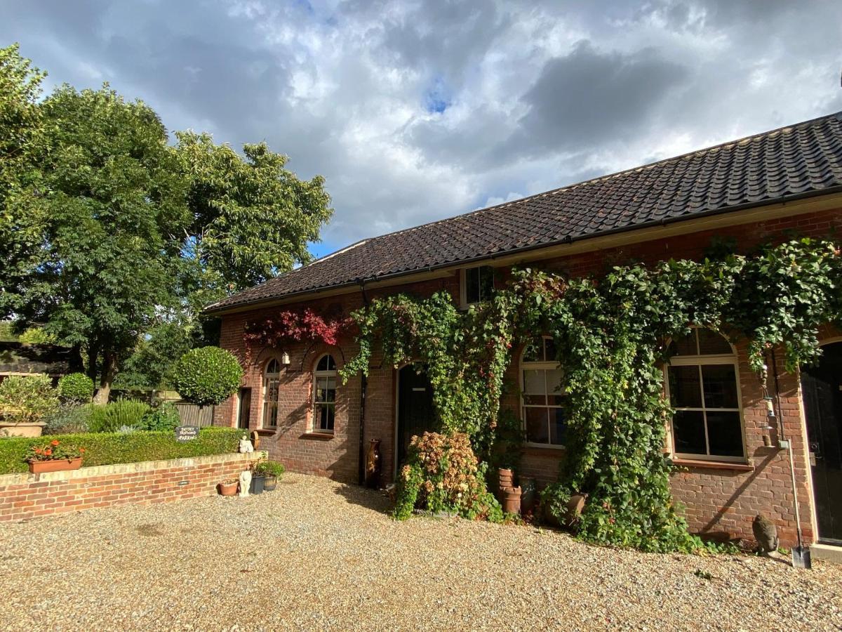 Betsey Trotwood. Historic Stylish 2-Bed Cottage. Blundeston Exterior photo